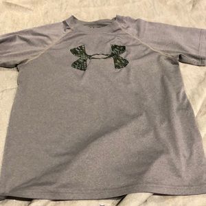 Under armour dri fit boy shirt size medium